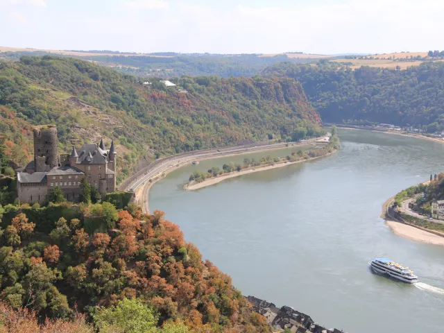 Oberes Mittelrheintal mit Rhein und Weinbergen