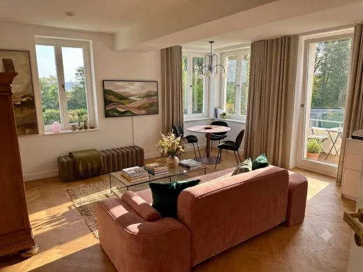 Samtsofa in der Victor Hugo Suite