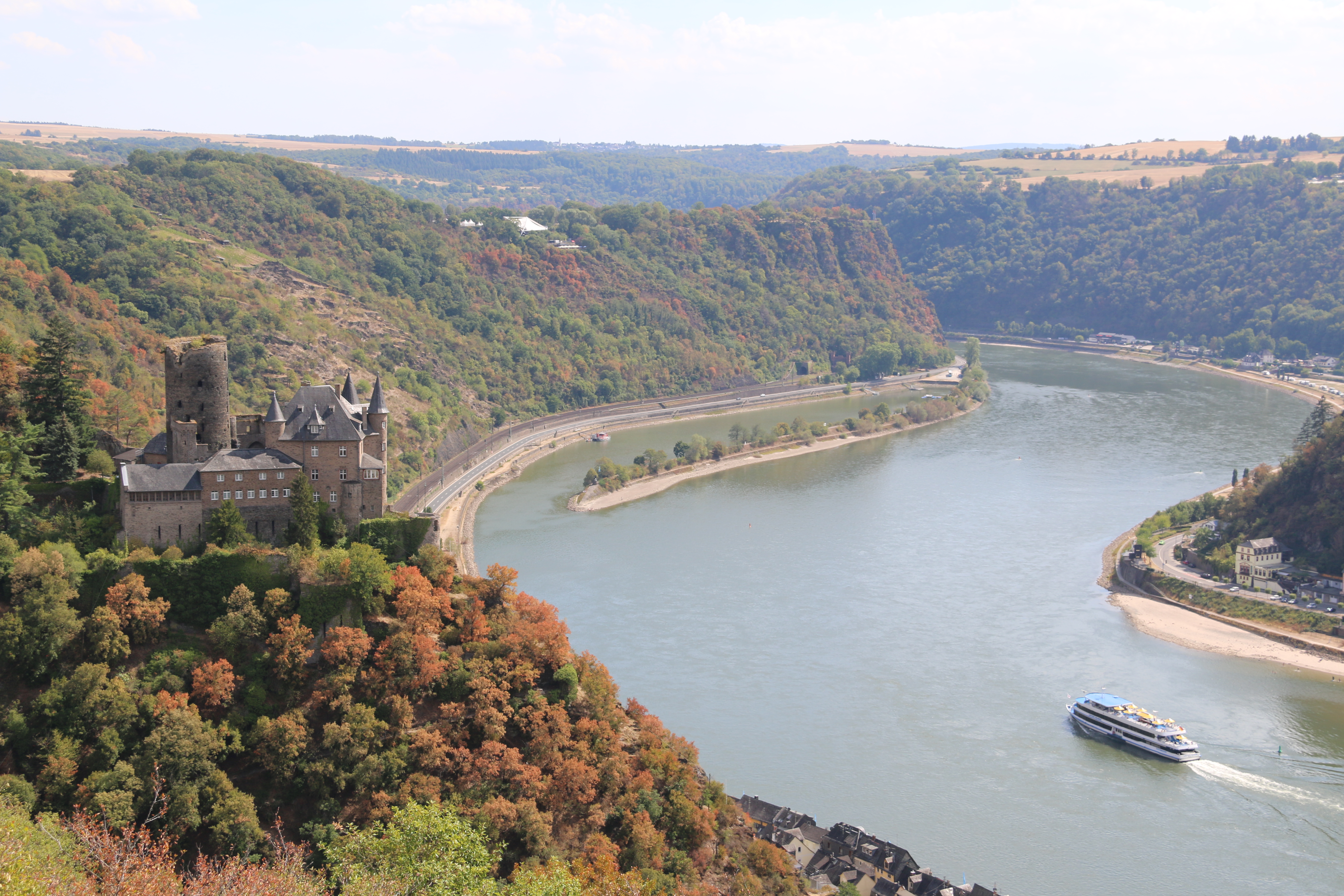 Oberes Mittelrheintal mit Rhein und Weinbergen